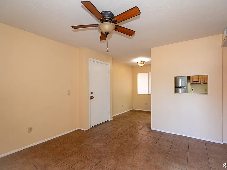 1810 E Blacklidge Dr #316 — Photo 2