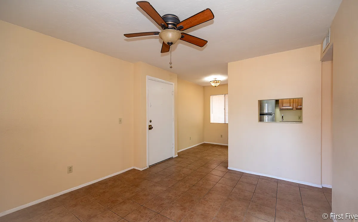 Building Photo - 1810 E Blacklidge Dr #316