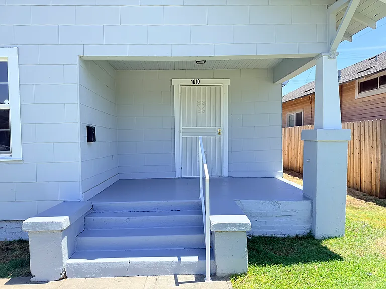 1010 N Roosevelt Ave — Photo 2