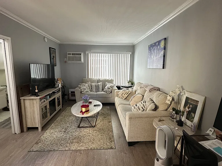 2150 N Beachwood Dr #7 — Photo 6