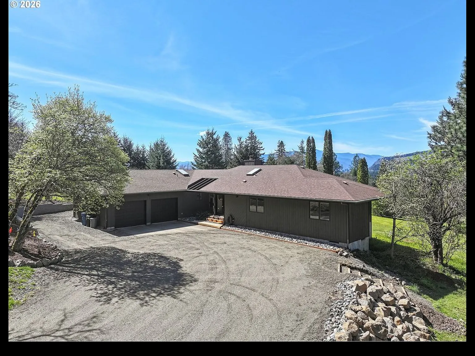 3 bed, 2.5 bath, 2497 sqft, $3,950 — Photo 2