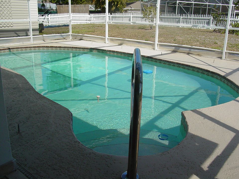 2nd image of 207 NE Floresta Drive