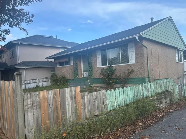 5692 Knight St, Vancouver, BC V5P 2V2