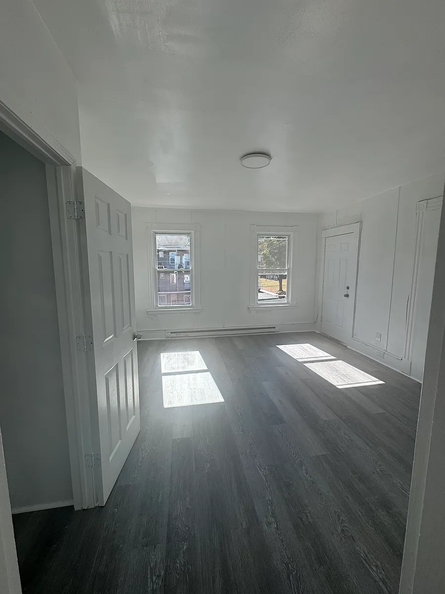 Building Photo - 929 Bank St #3