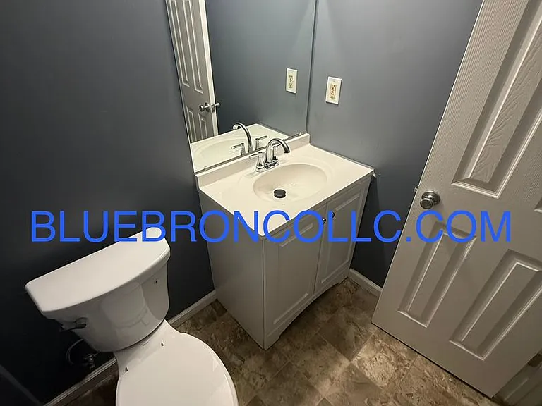 128 SW Oxford Pl — Photo 3