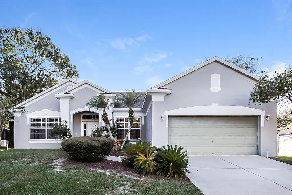 3 bed, 2.0 bath, 2069 sqft, $2,155 — Photo 1