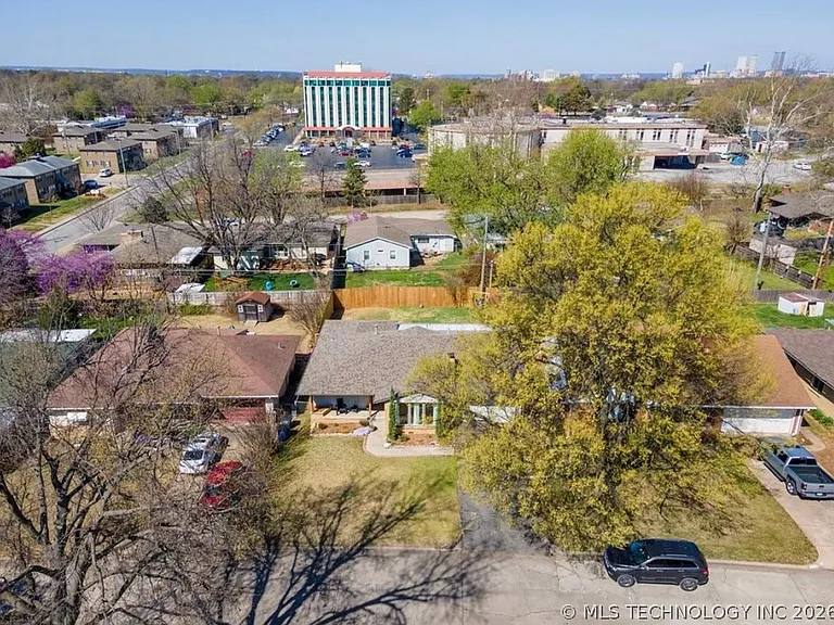 2426 S Louisville Ave — Photo 40