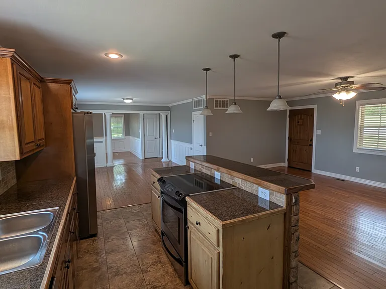 435 Gunther Cir — Photo 2