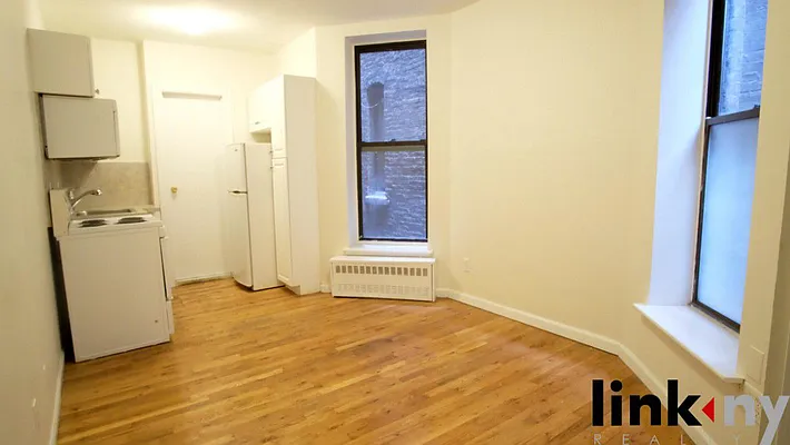 Rented by Link NY Realty | media 2
