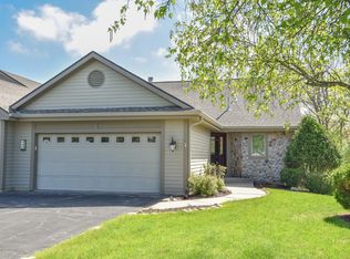 482 Oak Ridge Dr #1, Hartland, WI 53029