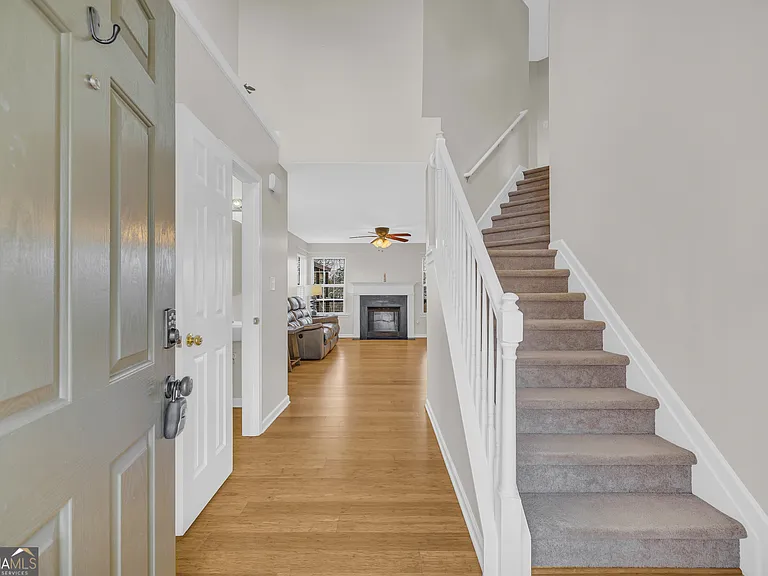 494 Bishop Ct — Photo 2