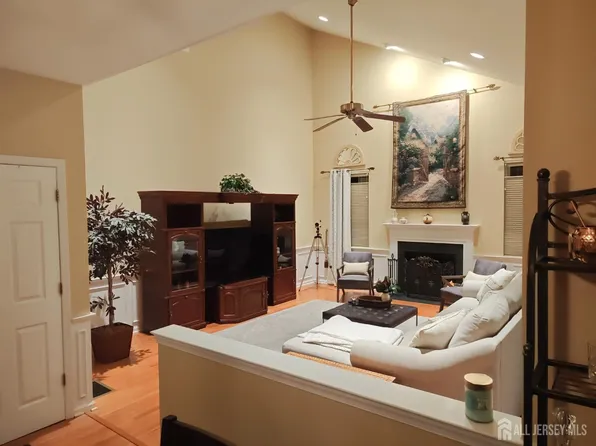 3 Treetops Cir, Princeton, NJ 08540