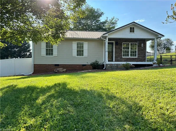 144 Strawberry Ln, Mount Airy, NC 27030