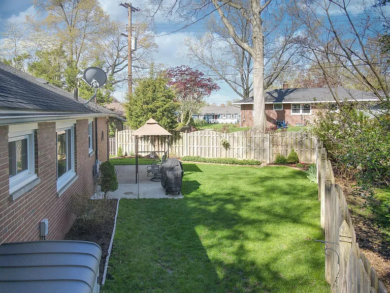 1835 Phelps Ave — Photo 25