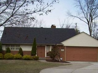 610 Roslyn Rd, Grosse Pointe Woods, MI 48236