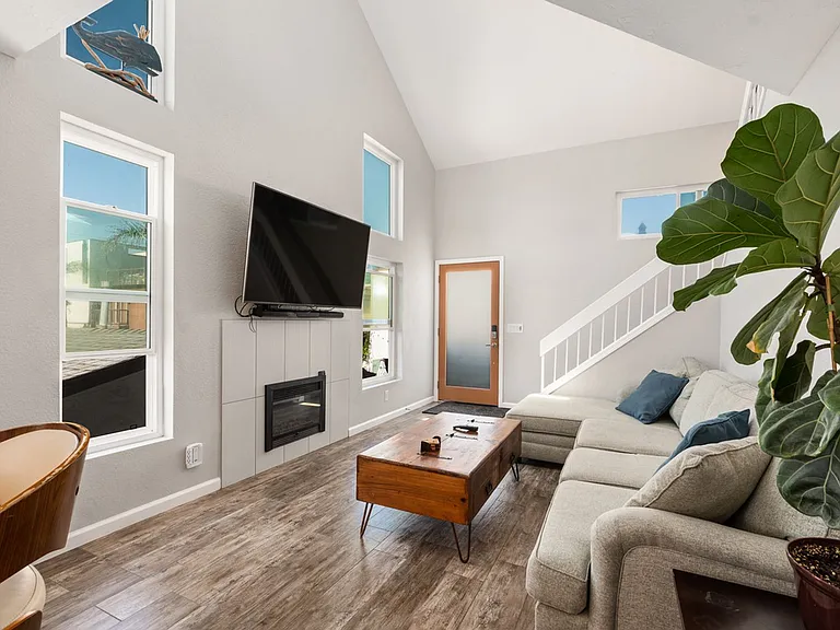 735 Verona Ct — Photo 2