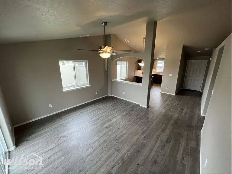 6114 Crown Crest Ave — Photo 2