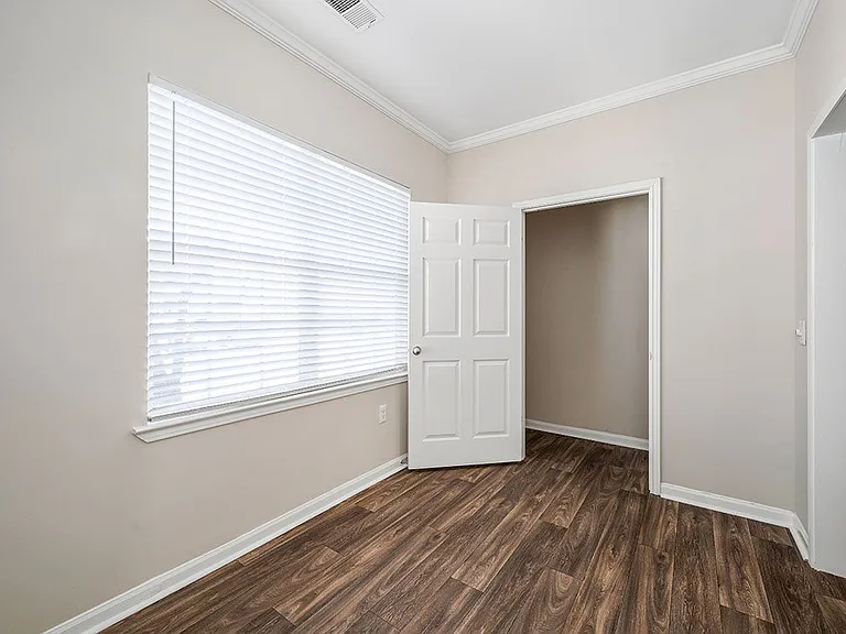 Houston Lake Apartments — Photo 18