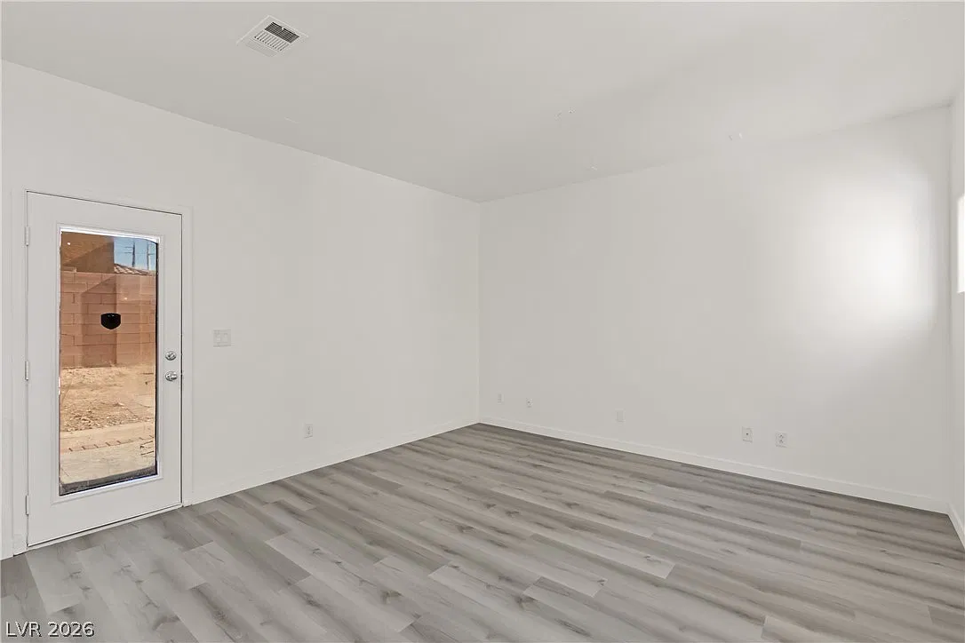 4 bed, 2.5 bath, 1959 sqft, $2,050 — Photo 3