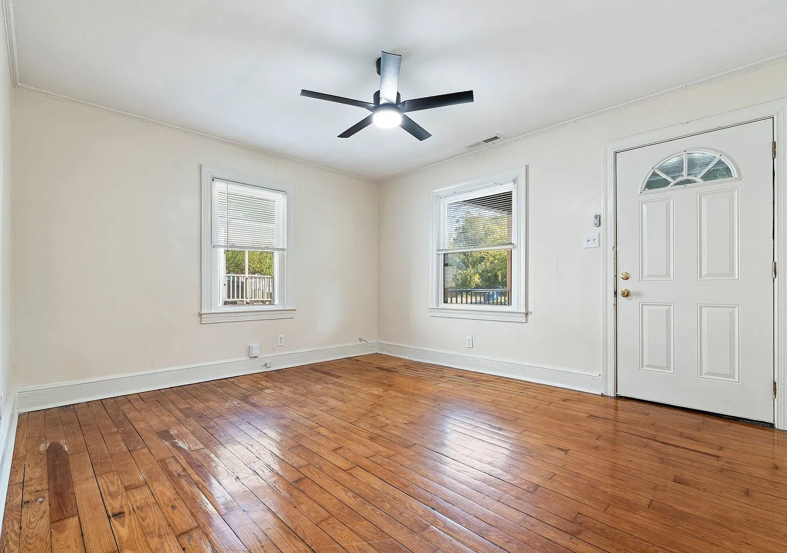 Updated 1be/1ba Duplex Unit A With Large Bonus Room + Privacy Fence — Photo 3