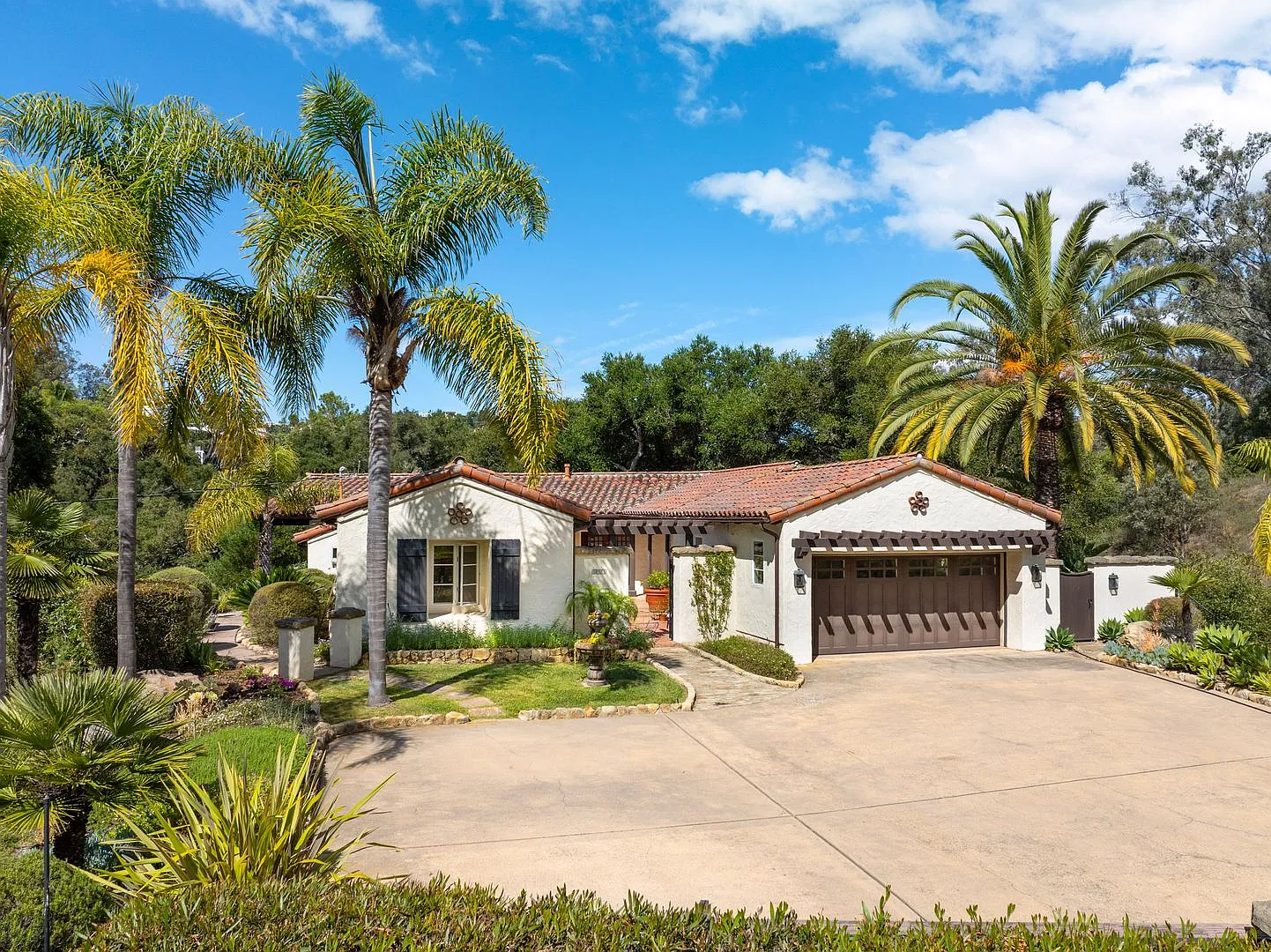 Experience the beauty and tranquility of Montecito living at "Casa Bella Monte! — Photo 2