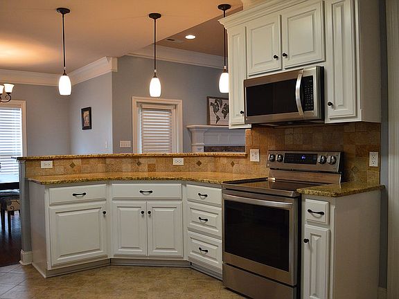 Kitchen w/smart oven/range