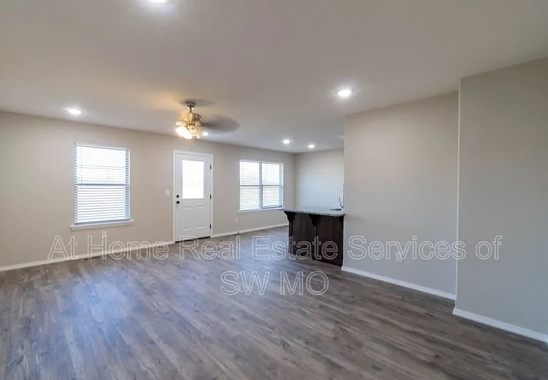1803 S 15th Ave — Photo 6