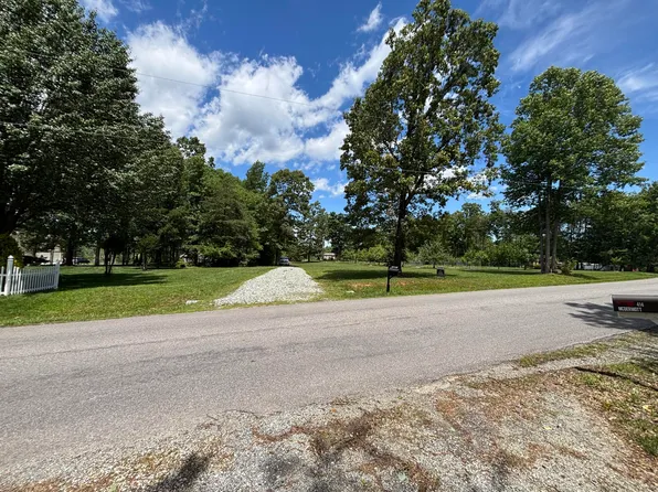 415 Strawberry Banks Dr, Moneta, VA 24121