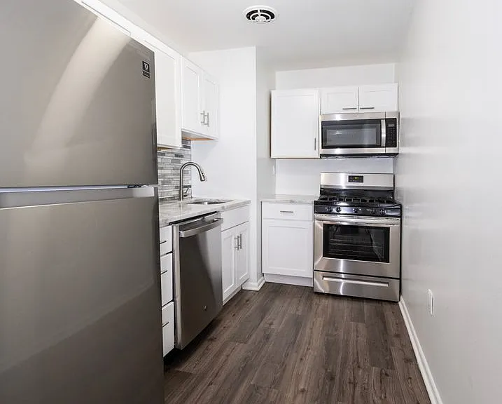 Tomlinson Court Apartments — Photo 25