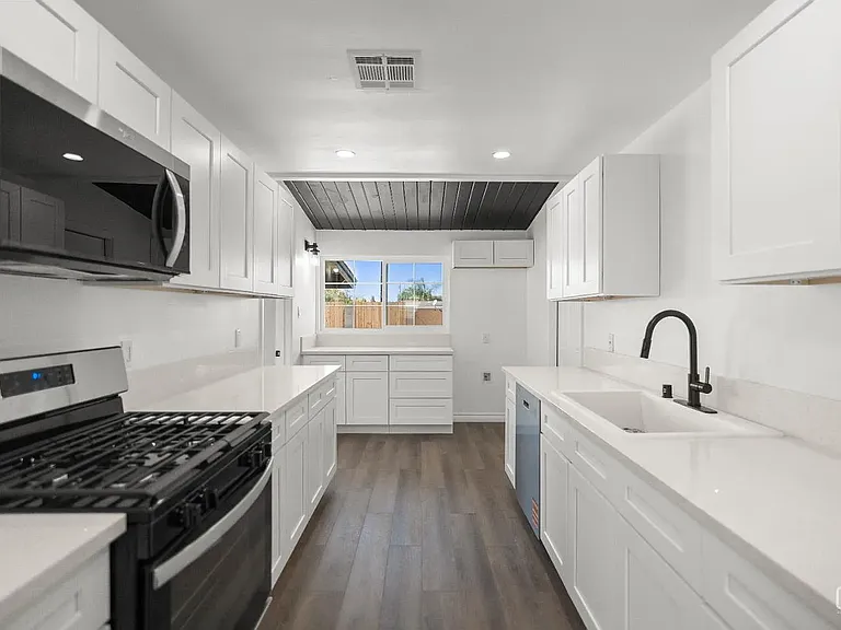 2904 Cornell St — Photo 7