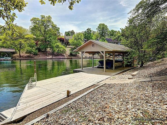 3rd image of 20 Waterside Ln