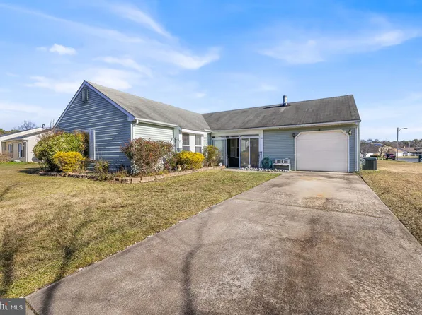 80 Arbor Meadow Dr, Sicklerville, NJ 08081