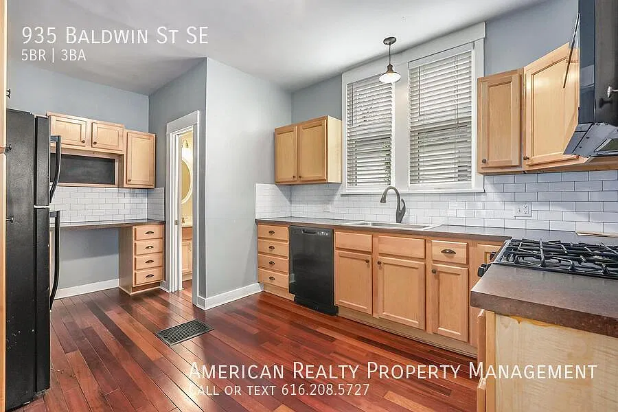 5 bed, 2.5 bath, 2500 sqft, $2,800 — Photo 2