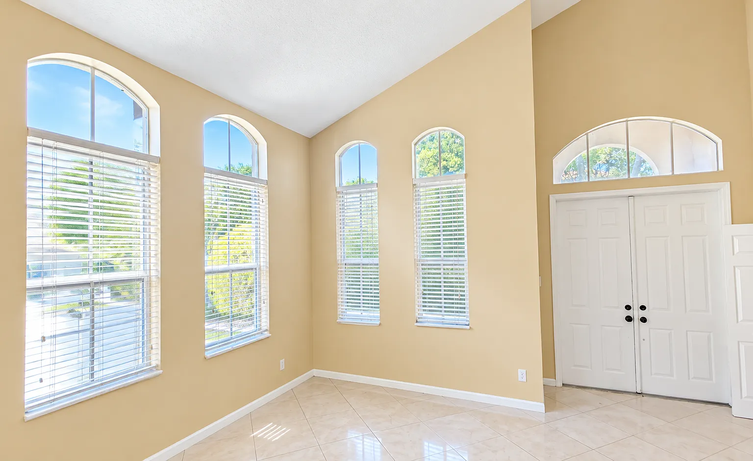 4 bed, 2596 sqft, $4,800 — Photo 2
