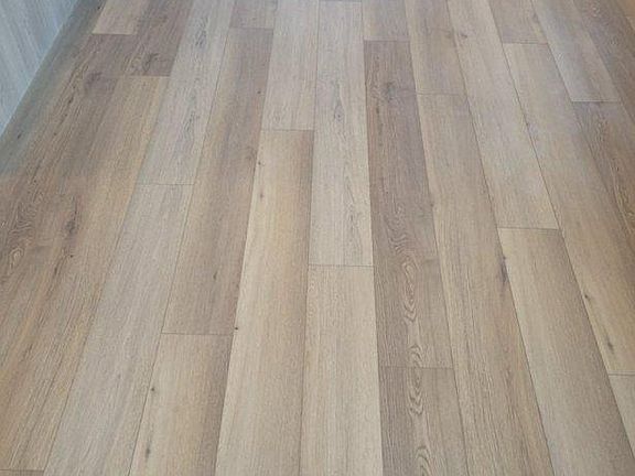 Beautiful laminate flooring in all traffic areas.