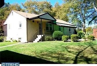 4th image of 381 Holme Ave
