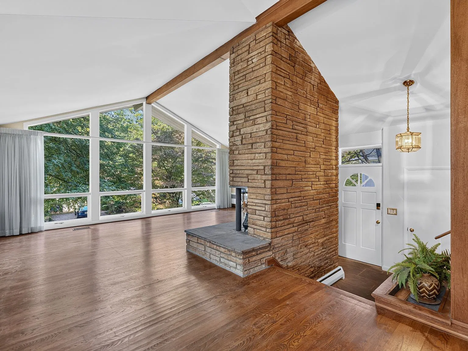 4 bed, 3212 sqft, $5,700 — Photo 4