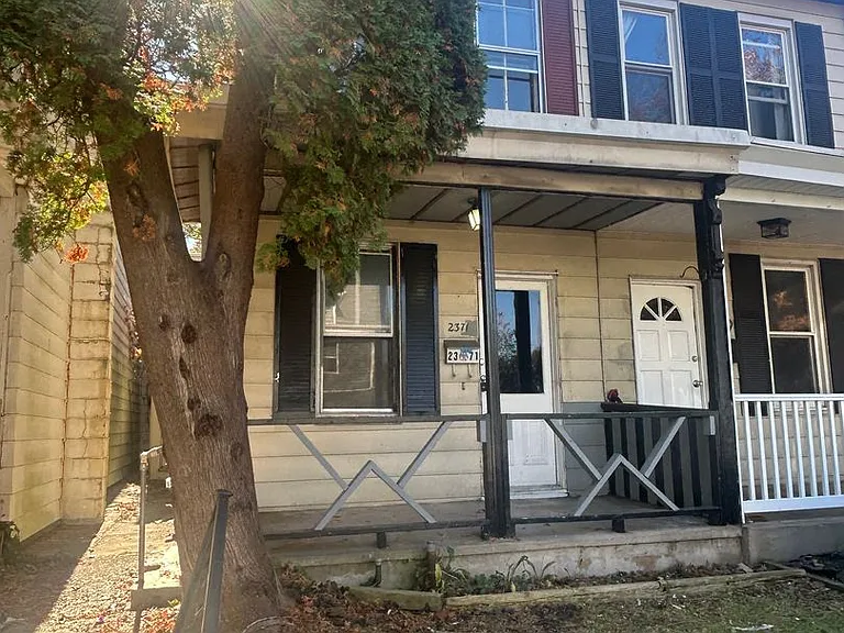2371 Canby St — Photo 1