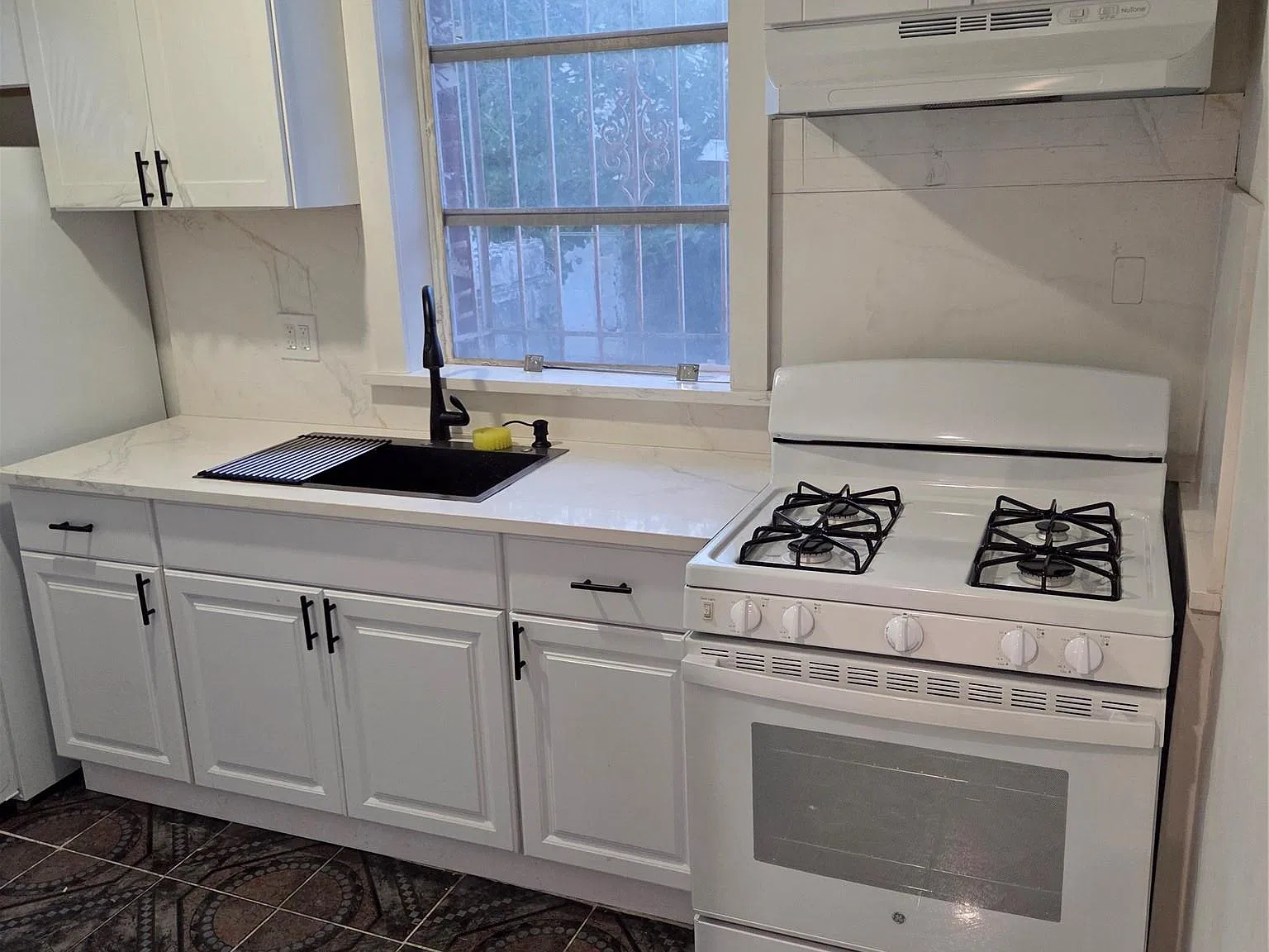 3 bed, 30.0 bath, 1142 sqft, $4,000 — Photo 3