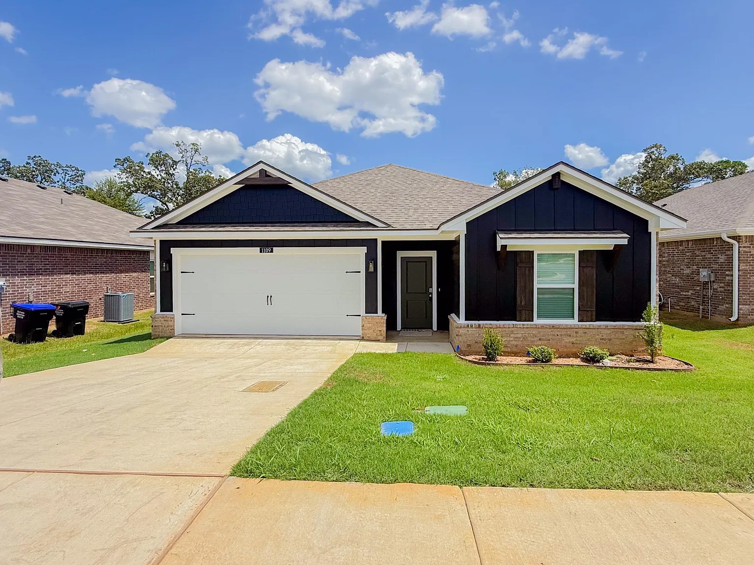 3 bed, 2.0 bath, 1234 sqft, $2,200 — Photo 2