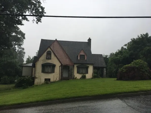 53 Robinson Ave, Glen Cove, NY 11542