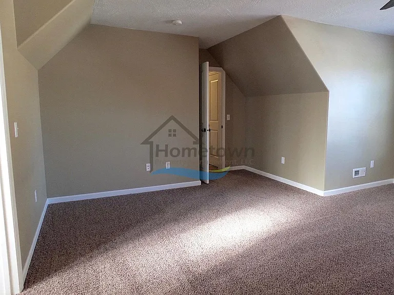 908 E Davis Ave — Photo 18