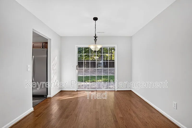 3 bed, 2.5 bath, 1512 sqft, $1,800 — Photo 4