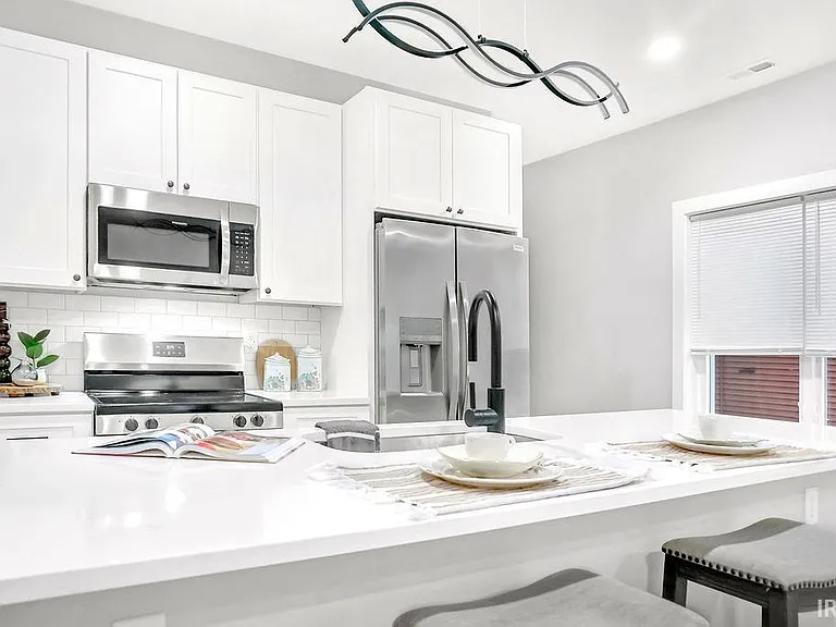 1112 N Woodburn Ave — Photo 9