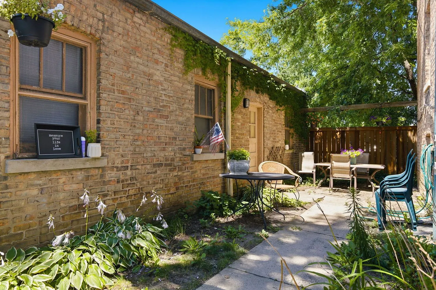 2 bed, 1150 sqft, $2,100 — Photo 3