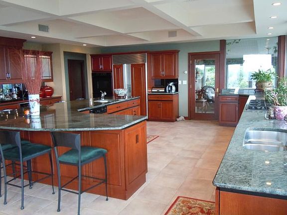 CUSTOM EAT IN KITCHEN