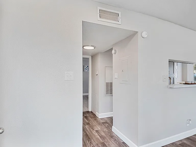 Hampton Courts Apartments — Photo 8