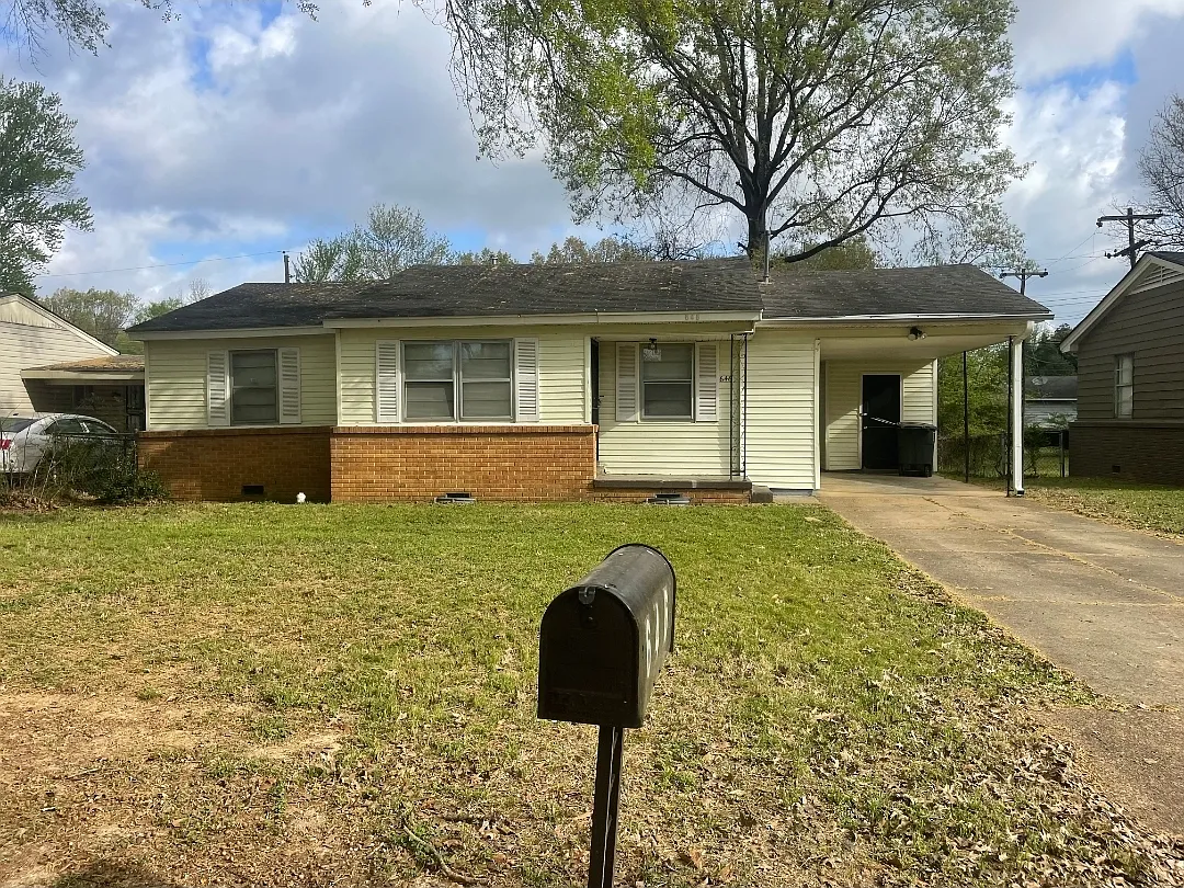 3 bed, 965 sqft, $1,350 — Photo 1