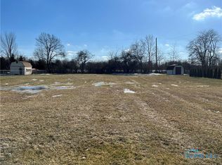 60 Pleasant Dr, Fremont, OH 43420