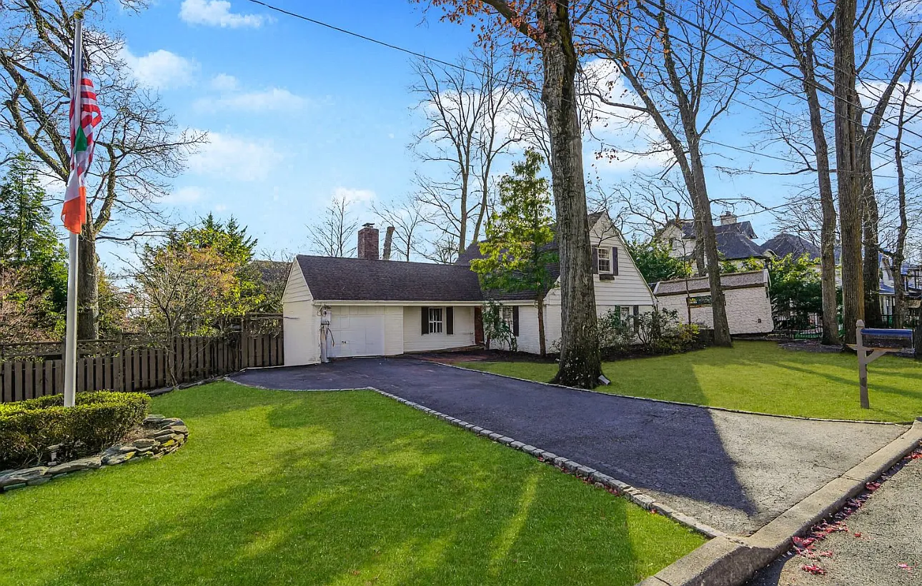 254 Edinboro Rd — Photo 3